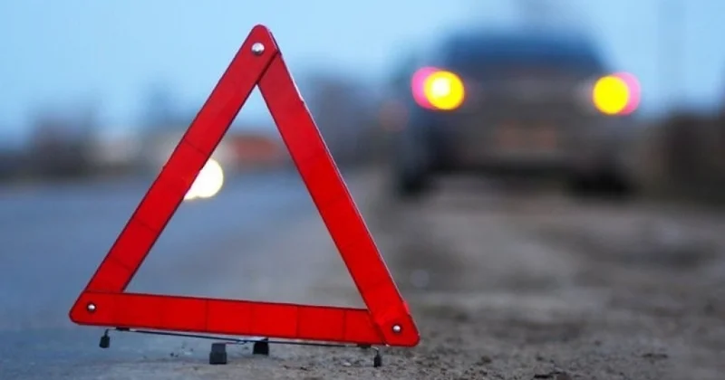 Əks yola çıxan maşın qəza törətdi, yandı VİDEO