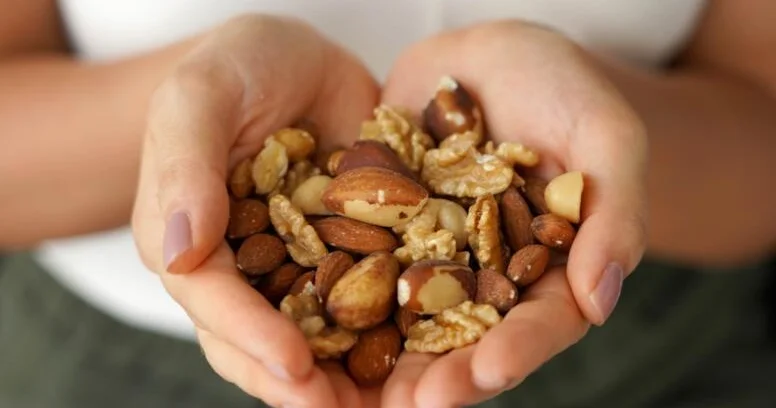 Saçları sürətlə gurlaşdıran çərəz: Hər gün bir ovuc yeyin