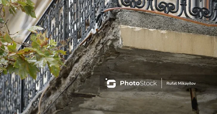 Обрушение части балкона в Баку: кто должен осуществлять ремонт исторических зданий?