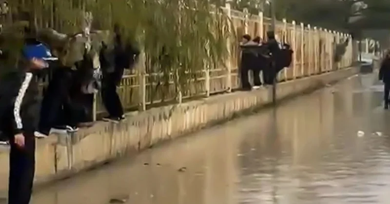 71 nömrəli orta məktəbin qarşısı gölməçəyə çevrildi VİDEO