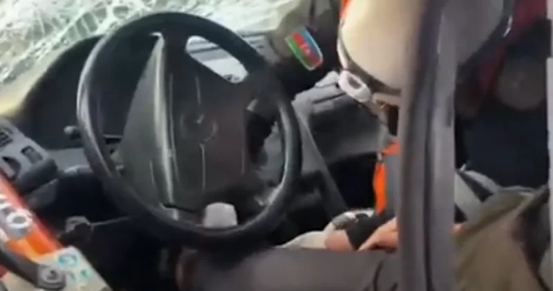 Türkan qəsəbəsində avtomobildə sıxılı vəziyyətdə qalan sürücü xilas edildi VİDEO