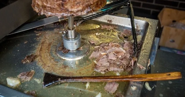 Uşaqlar təhlükədədir: Dönərlər ölmüş heyvan ətindən hazırlanır