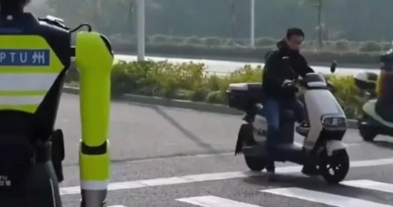 На дорогах Китая появились роботы полицейские ВИДЕО