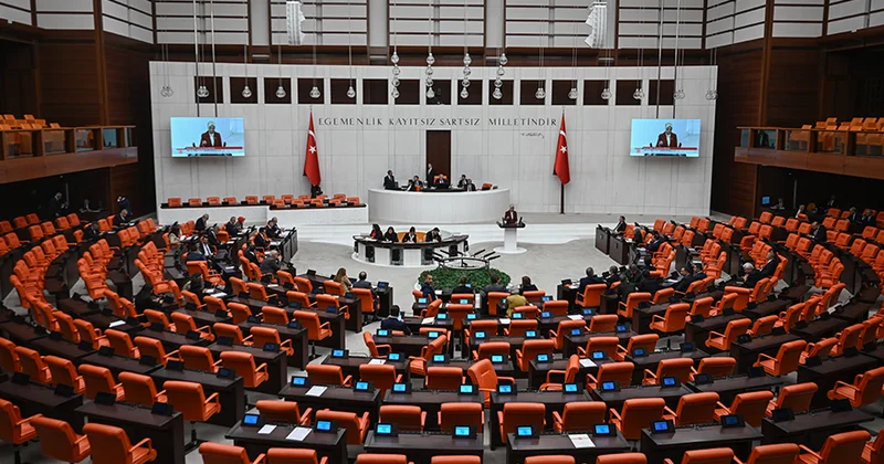 Türkiyə bu skandalla çalxalanır: Yeniyetmə qız mesajı göstərdi, parlament qarışdı