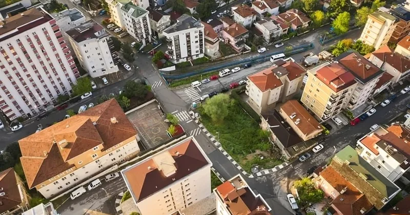 Bu şəhərdə kiçik evlər böyük evlərdən bahadır