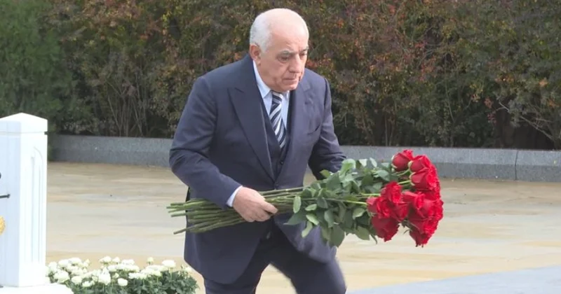Baş nazir Əli Əsədov Heydər Əliyevin məzarını ziyarət etdi