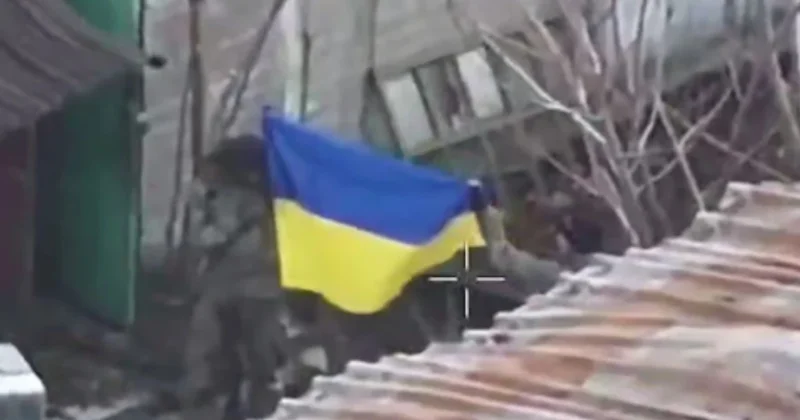 Rusiyanın nəzarətə aldığı deyilən Pokrovskun mərkəzində Ukrayna bayrağı qaldırıldı