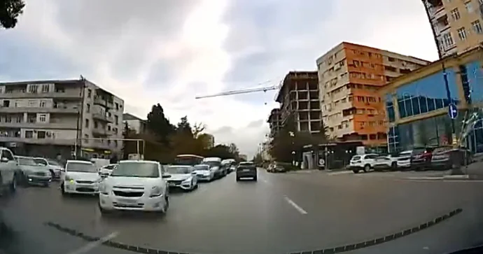 Bu kəsişmədə hər an qəza baş verə bilər Sürücülər sərt dönüş edərək əks yola çıxır VİDEO