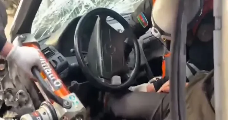 Bakıda AĞIR QƏZA: sürücü güclə çıxarıldı VİDEO