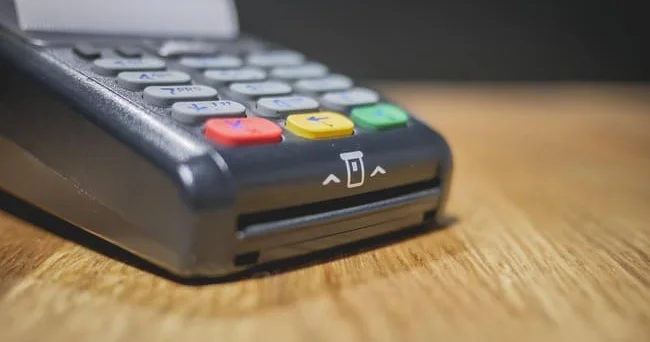 Benzin doldurma məntəqələrindəki fırıldaqçılıq vətəndaşın cibini boşaldır Kart ödənişində gizlənən təhlükə