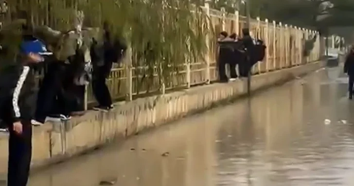 На грани риска: затопление территории у школы №71 в Баку угрожает безопасности детей