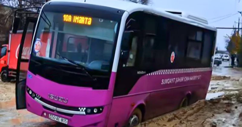 Sumqayıtda avtobus palçıqlı yolda batdı Video Yenilənib