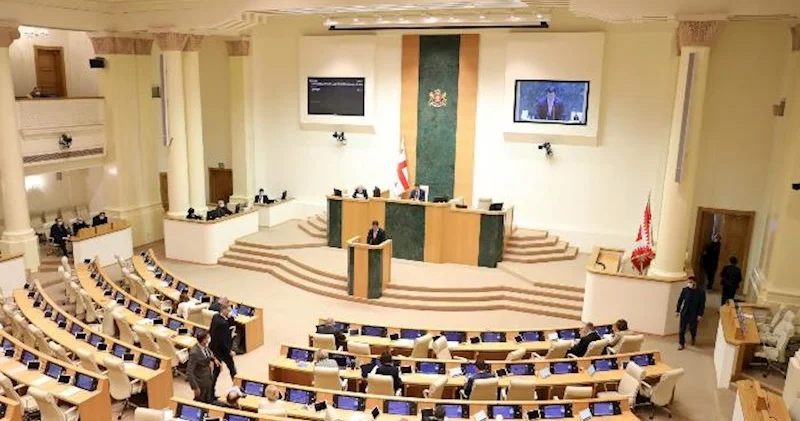 Gürcüstanda nazirlər və millət vəkilləri nə qədər maaş alır? 10 faiz artırıldı