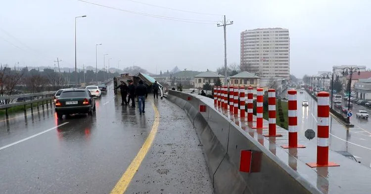 Yağışlı havada baş verən dəhşətli qəzalar Anbaan video