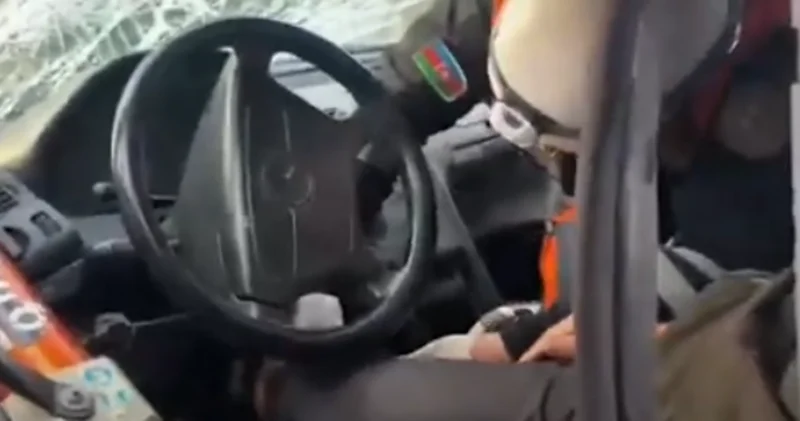 В Баку столкнулись два автомобиля водитель оказался зажат в машине ВИДЕО