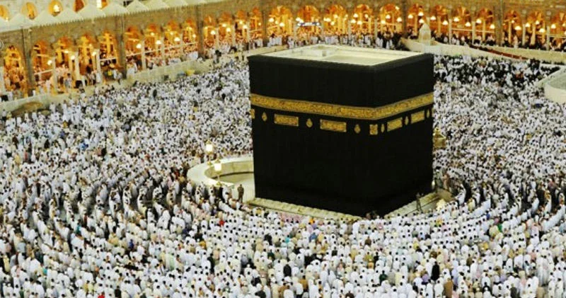 Məkkədə ziyarətdə kişinin hərəkəti tənqid olundu VİDEO