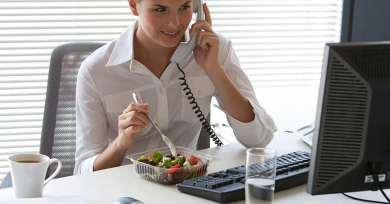 Ofis şəraitində işləyənlər necə qidalanmalıdır?