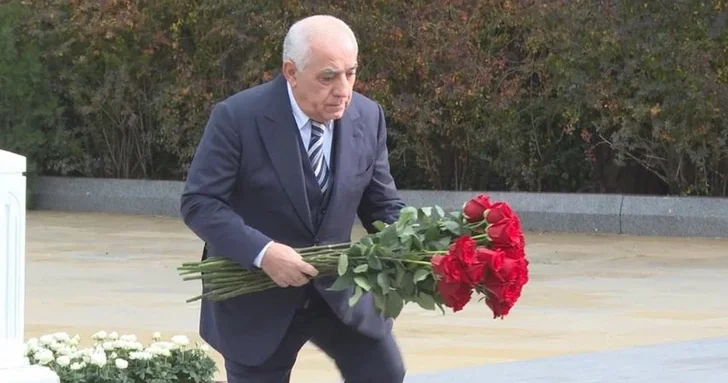Премьер министр Азербайджана посетил могилу Гейдара Алиева