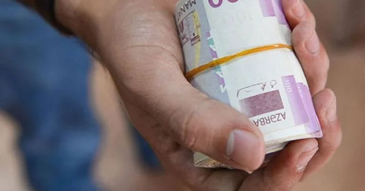 Ardıcıl 3 aydır Azərbaycanda orta maaş düşür