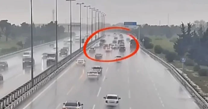 Nasaz avtomobil yolun ortasında dayandı; zəncirvari qəza baş verdi VİDEO