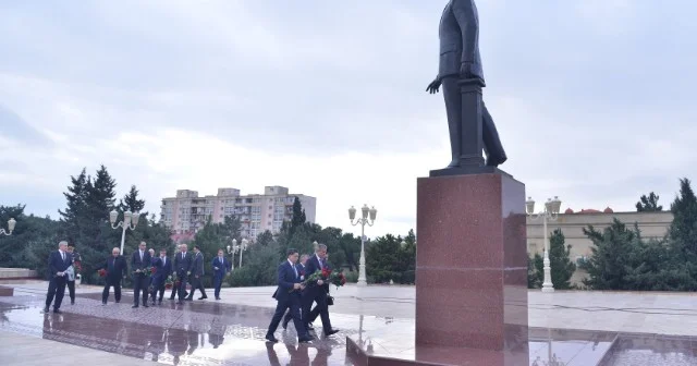 Qaradağda Heydər Əliyevin xatirəsinə həsr olunmuş dəyirmi masa keçirildi FOTOLAR