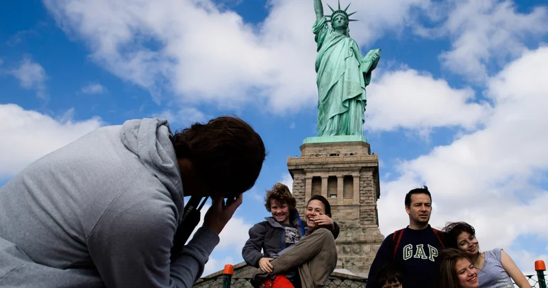 Соцсети, ДНК и данные о семье: туристам усложнили въезд в США