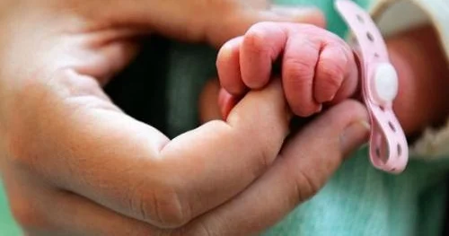 Bakıda 14 yaşlı yeniyetmə ana oldu − TƏBİB dən açıqlama