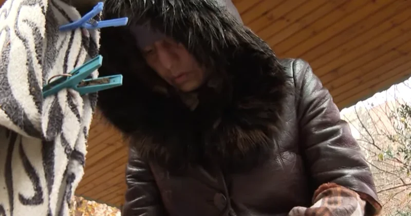 Üç aydır küçədə yaşayan qadın: “Həyat yoldaşım və bacım evin açarını əlimdən alıblar“