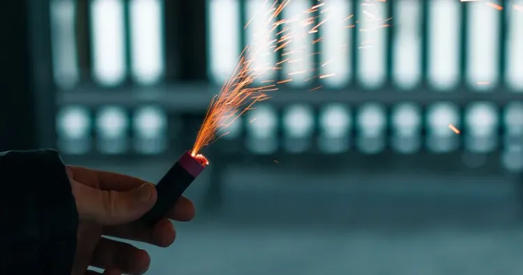 Pəncərədən yoldan keçənlərə pirotexniki vasitə atırdı SAXLANILDI