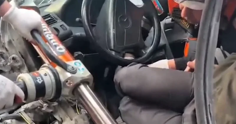 Türkanda qəza Sürücü sıxılı vəziyyətdə qaldı Video