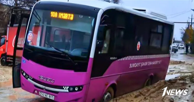 В Сумгайыте маршрутный автобус и грузовик застряли на разрытой дороге