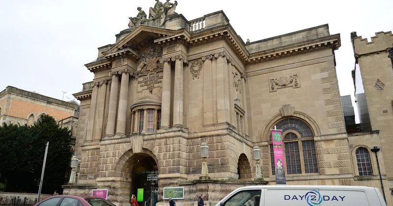 Четырех мужчин ищут после кражи сотен артефактов из музея