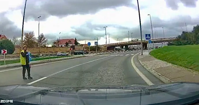 Yol işçisi qadın piyada keçidinin yaxınlığından keçərək təhlükə yaratdı VİDEO