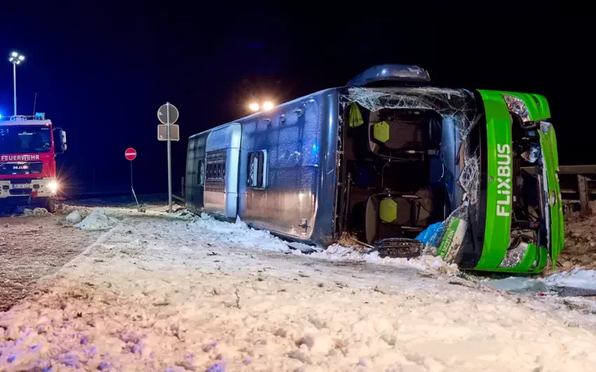 Almaniyanın şimalşərqində baş vermiş yol qəzasında 2 nəfər həlak olub, 10 nəfərdən çox yaralanıb AzPolitika onlayn siyasiictimai qəzet