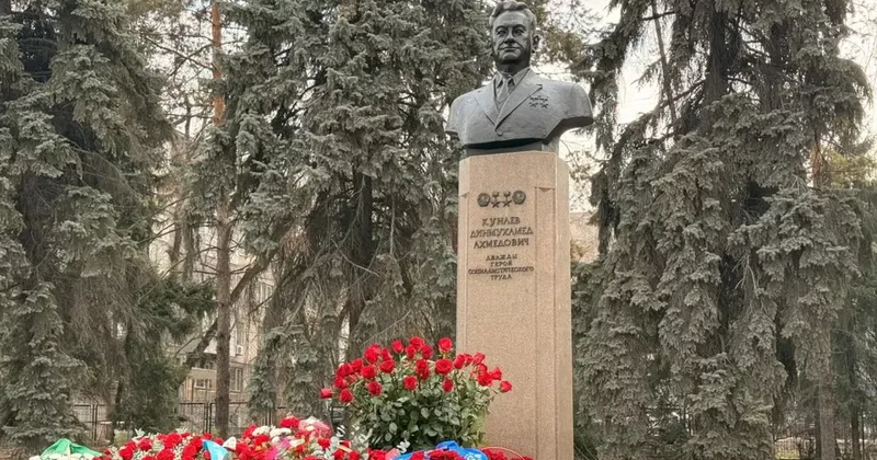 В Алматы почтили память Динмухамеда Кунаева