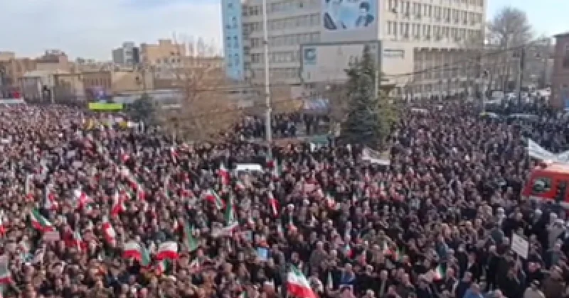 В Иране начались провластные митинги видео