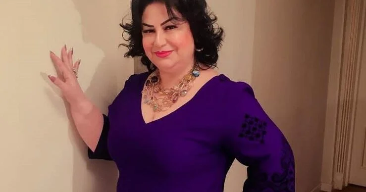 60 yaşı var, qarını ayaqları açıq formada...