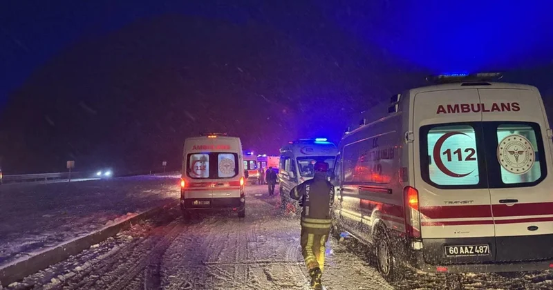 В Турции при столкновении автобуса с грузовиком пострадали 13 человек