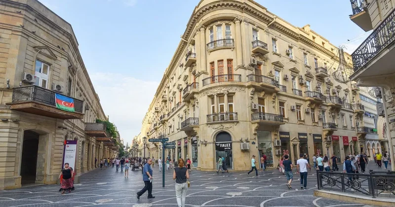 В известном ресторане в центре Баку на работника рухнул потолок