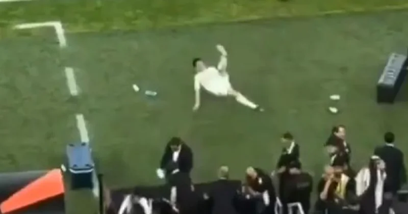 Arda su qabına təpik vurdu, yerə yıxıldı Video