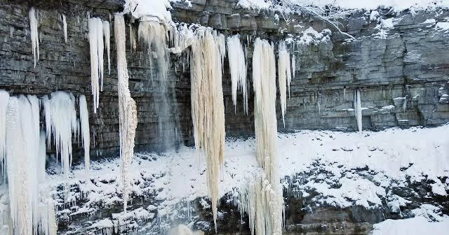 Donmuş şəlalə turistlərin üzərinə töküldü