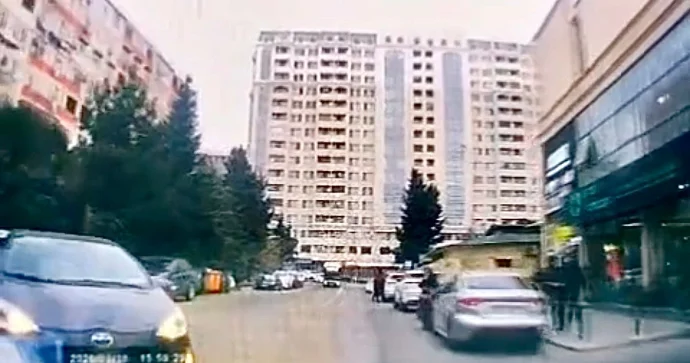 Binəqədidə qayda pozan Prius sürücüsü zəncirvari qəza törətdi ANBAAN VİDEO
