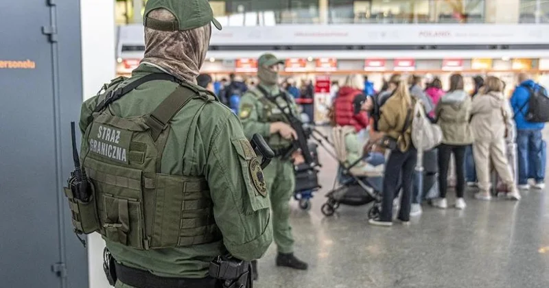 Alnındakı yazıya görə təyyarəyə buraxılmadı