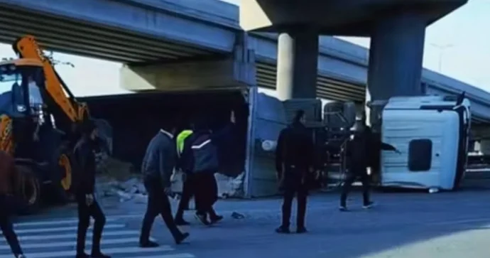 Sulutəpə dairəsində yük maşını aşdı VİDEO