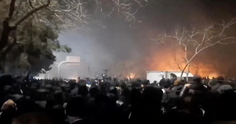 İranın Rəşt bazarında 300 dən çox mağaza yandırılıb Ölkədə 53 məscid yandırılıb