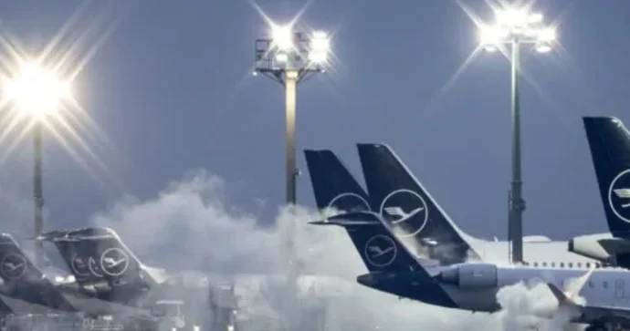 Frankfurt hava limanında 100 ə yaxın reys ləğv edildi