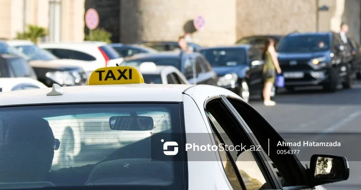 Жители Баку жалуются на отказы таксистов и опасное поведение за рулем