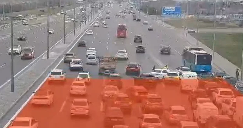 Aeroport yolundakı qəza hərəkəti iflic etdi Video