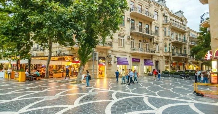 Şəhərdə iydən boğuldum, day day” kafesi qoxusu gəlir