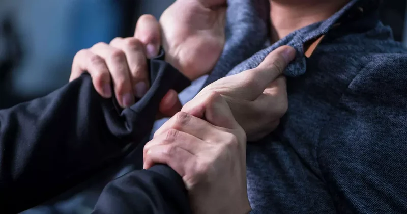 В Баку напали на пассажира автобуса Прилюдное ограбление / ВИДЕО